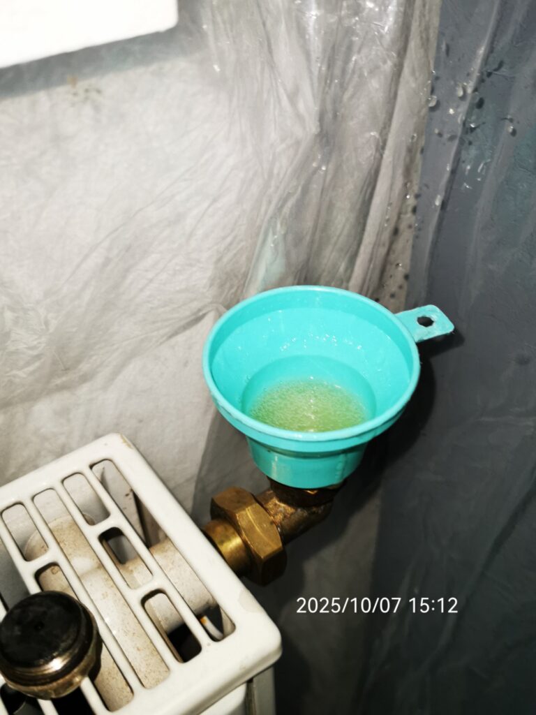 Lejek do wlewania uszczelniacza Multiseal zamontowany w grzejniku – aplikacja preparatu przez odpowietrznik w krótkim obiegu.