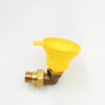 Żółty plastikowy lejek do wlewania uszczelniacza MultiSeal, zamocowany na mosiężnym kolanku z gwintem zewnętrznym – widok boczny na białym tle.