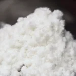 Fibry krzemionkowe w uszczelniaczu Multiseal widoczne z bliska na ciemnym tle