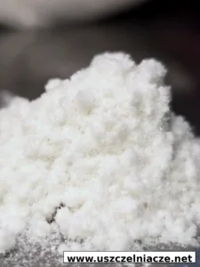 Fibry krzemionkowe w uszczelniaczu Multiseal widoczne z bliska na ciemnym tle