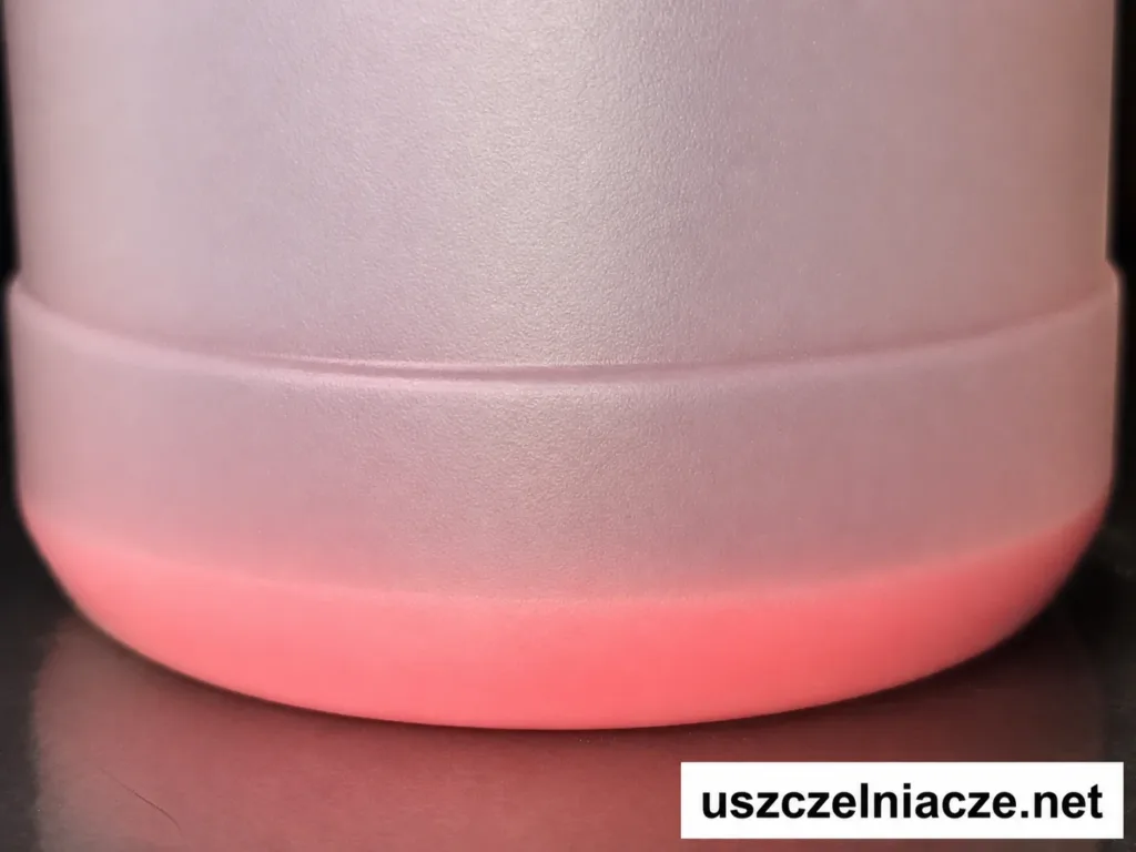 Różowy osad na dnie butelki Multiseal Special przed wymieszaniem