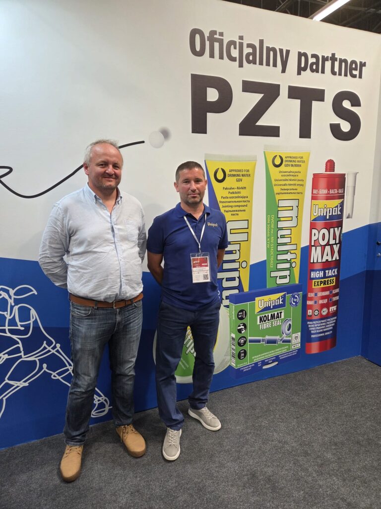 Zdjęcie wykonane podczas targów Heating Tech Expo 2026 na stoisku Unipak Polska. Spotkanie było okazją do rozmowy o produktach Multiseal, wymiany doświadczeń i omówienia praktycznego stosowania uszczelniaczy.