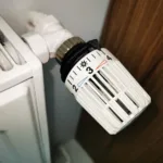 Głowica termostatyczna grzejnika podczas przygotowania instalacji CO do sezonu grzewczego