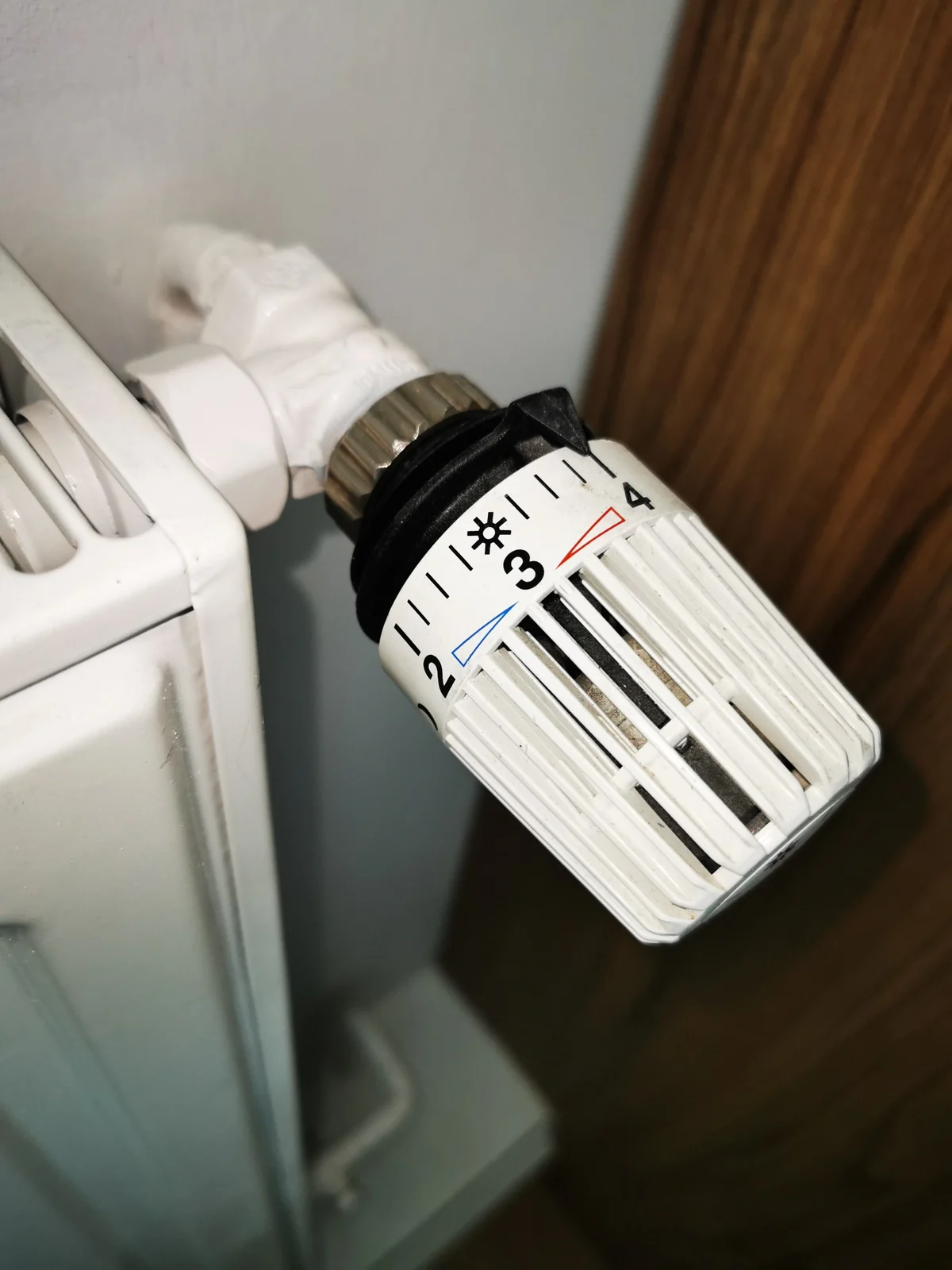 Głowica termostatyczna grzejnika podczas przygotowania instalacji CO do sezonu grzewczego
