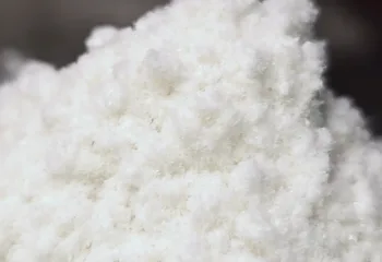 Fibry krzemionkowe w uszczelniaczu Multiseal widoczne z bliska na ciemnym tle