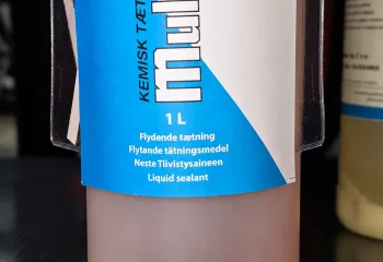 Butelka Multiseal Special z widocznym różowym osadem na dnie