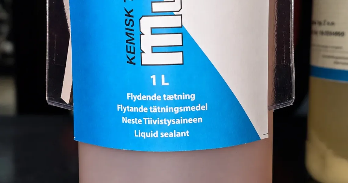 Butelka Multiseal Special z widocznym różowym osadem na dnie