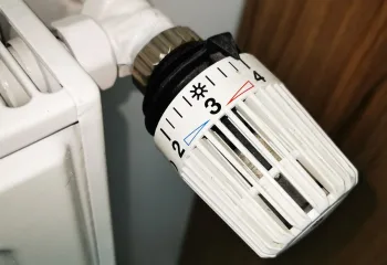 Głowica termostatyczna grzejnika podczas przygotowania instalacji CO do sezonu grzewczego