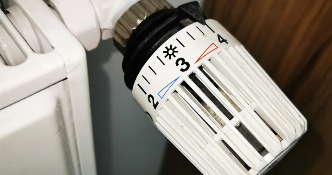 Głowica termostatyczna grzejnika podczas przygotowania instalacji CO do sezonu grzewczego