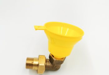 Żółty plastikowy lejek do wlewania uszczelniacza MultiSeal, zamocowany na mosiężnym kolanku z gwintem zewnętrznym – widok boczny na białym tle.